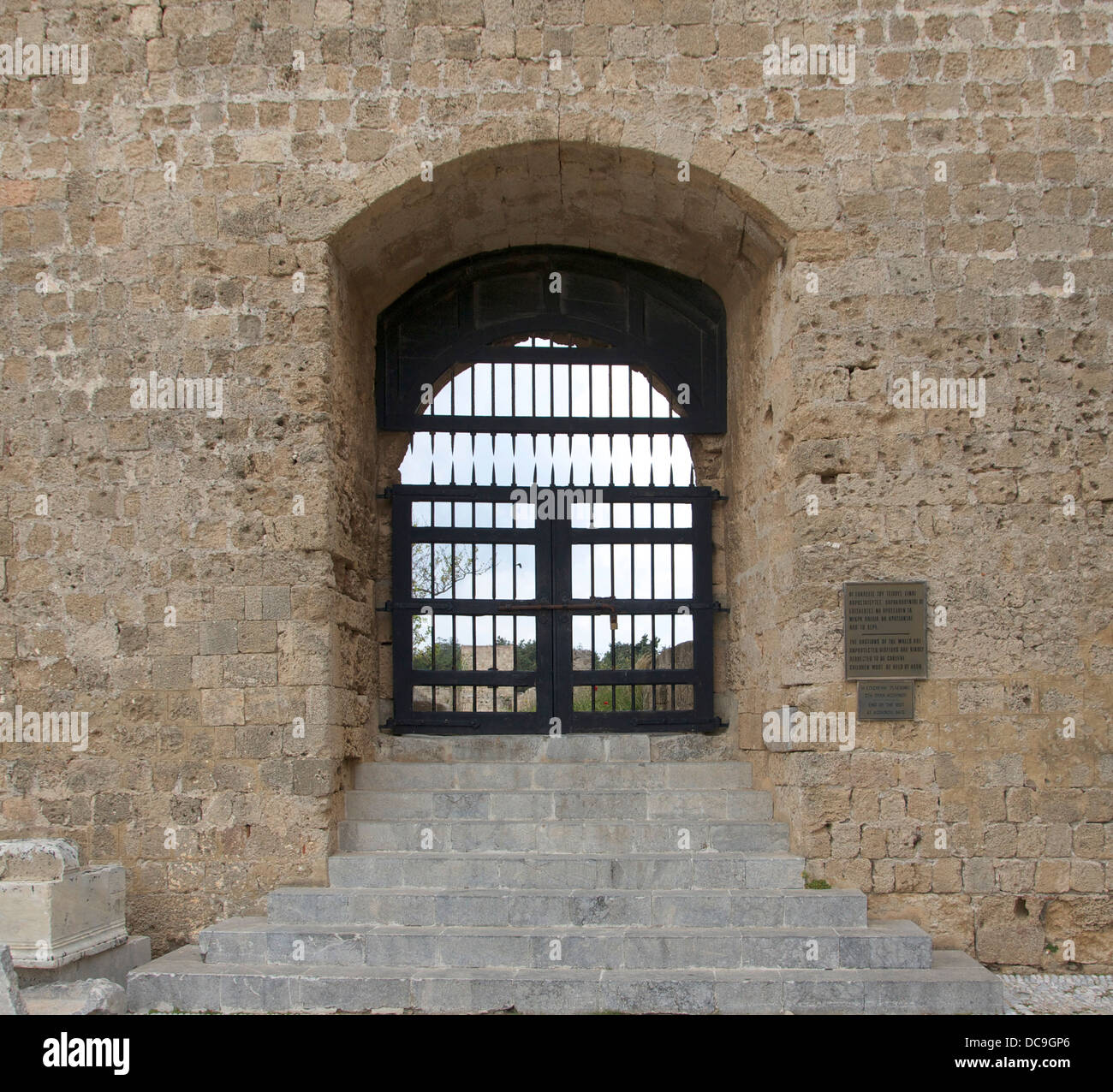 Une porte dans le mur du palais du grand maître des Chevaliers de Rhodes à Rhodes, en Grèce. Banque D'Images