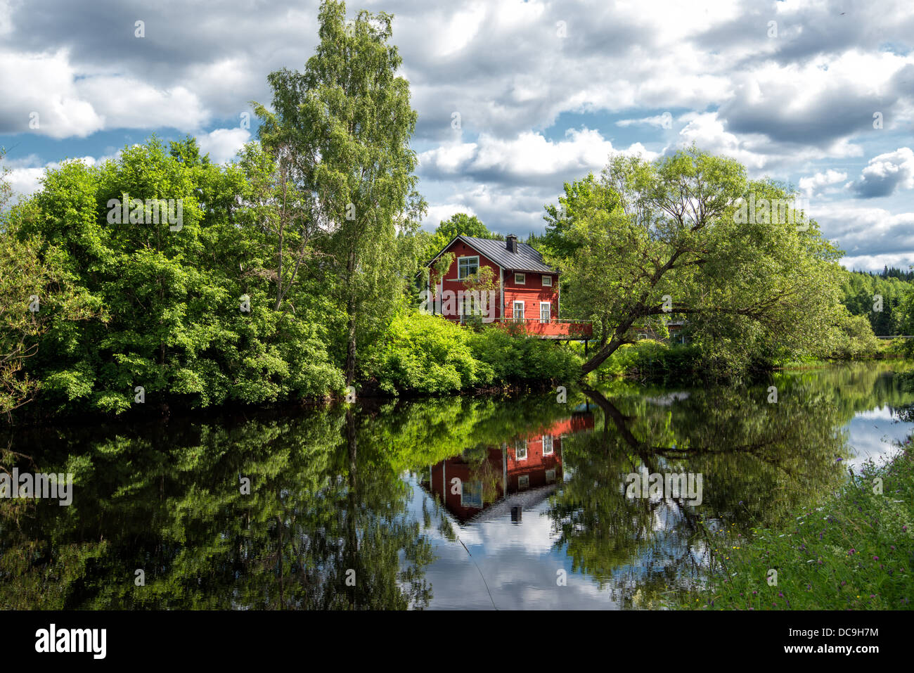 Soirée d'été à Ulvshyttan dans le folklore suédois Dalécarlie district Banque D'Images