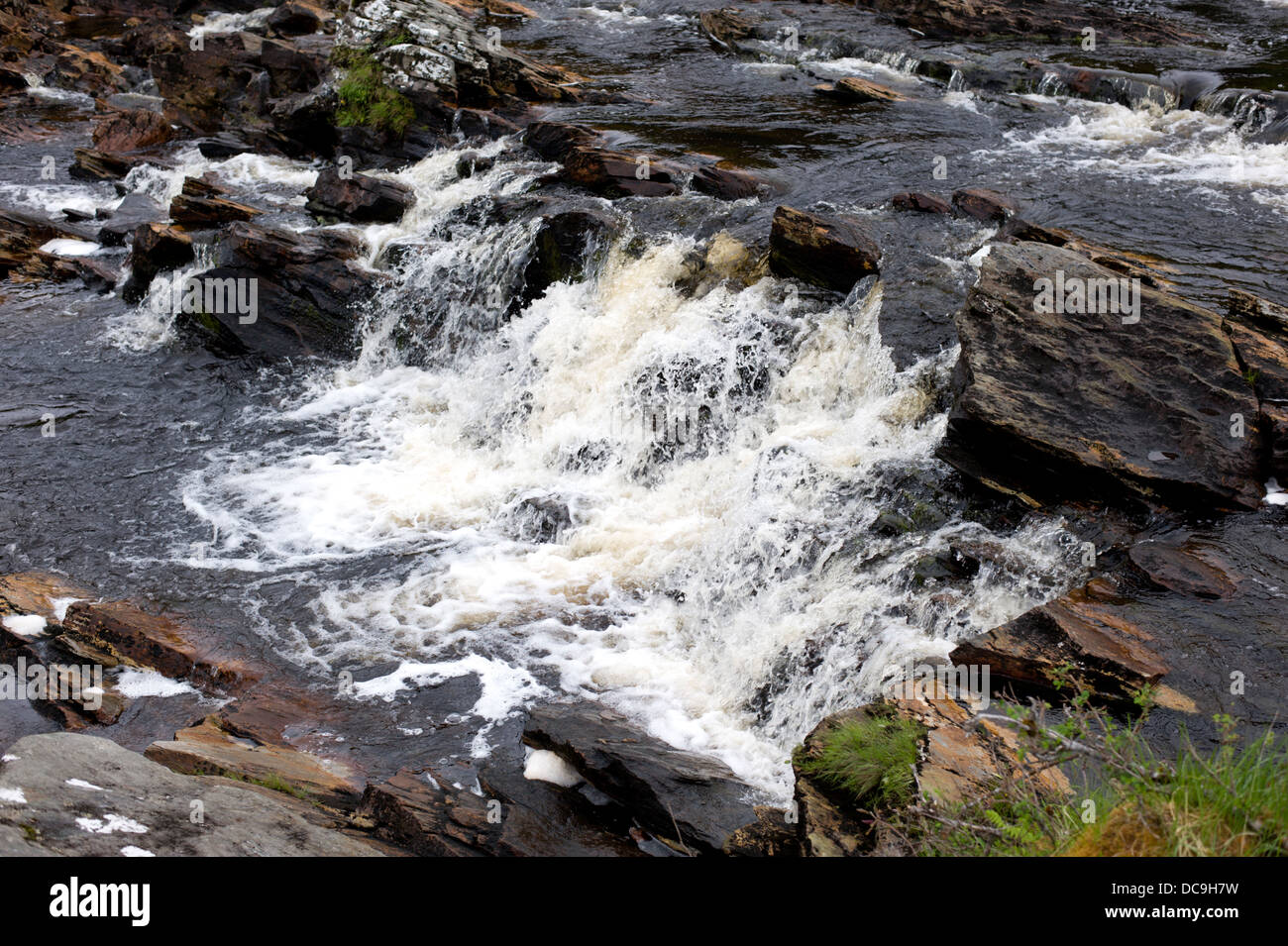 Un flux de trésorerie plus tourbé des rochers près de Fain Bridge Dundonnell Ecosse Banque D'Images