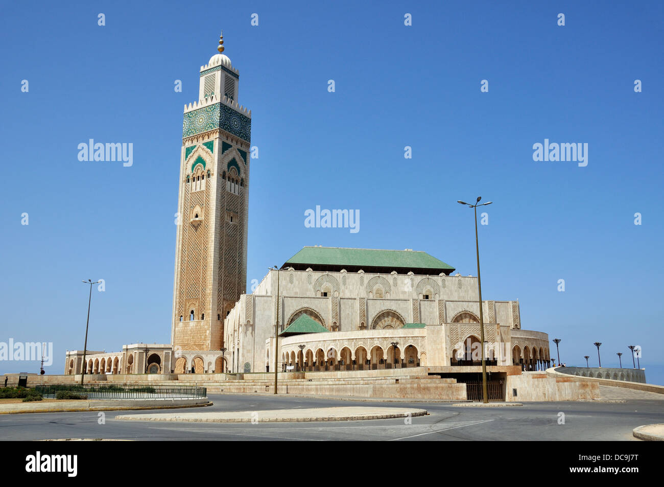 L'extérieur de la mosquée Hassan II avec fond de ciel bleu, Casablanca, Maroc Banque D'Images