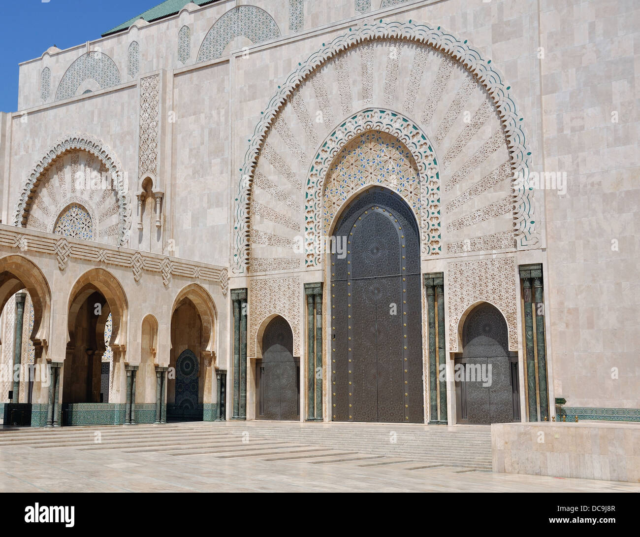 L'extérieur de la mosquée Hassan II avec fond de ciel bleu, Casablanca, Maroc Banque D'Images