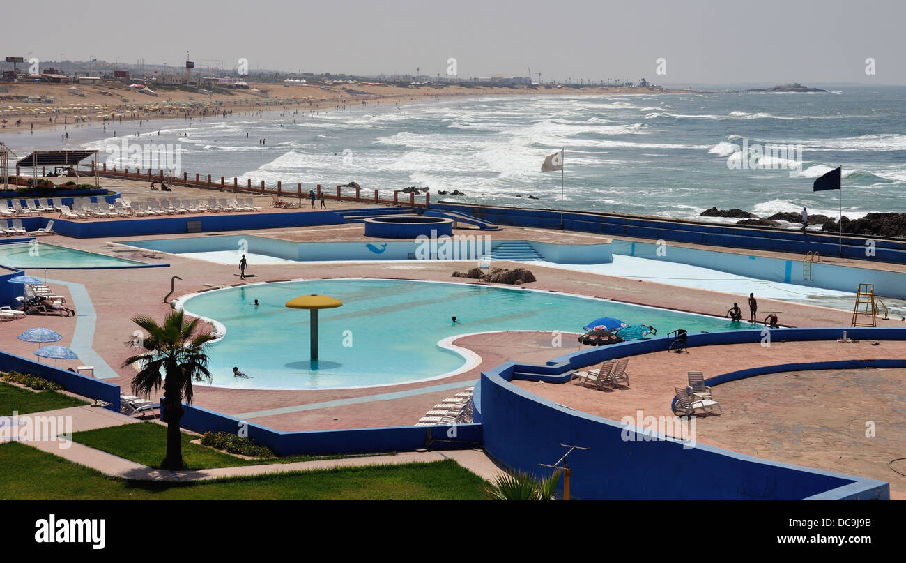 Piscines avec plage de Casablanca, le Maroc et la mer Banque D'Images