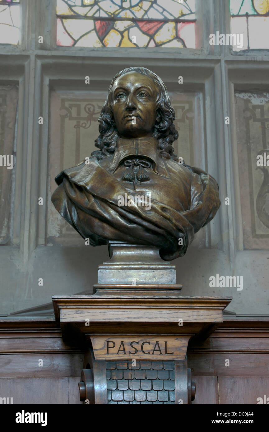 Buste en bronze de Blaise Pascal, 19e siècle, dans une chapelle latérale de l'église Saint-Etienne du Mont à Paris, où son corps est Banque D'Images