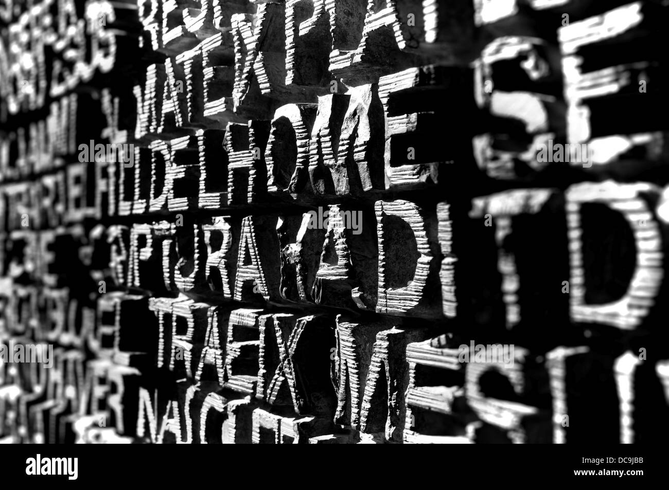 Mots de la Bible en langues différentes, ce qui est écrit ci-dessus Entrée de cathédrale Sagrada Familia Banque D'Images