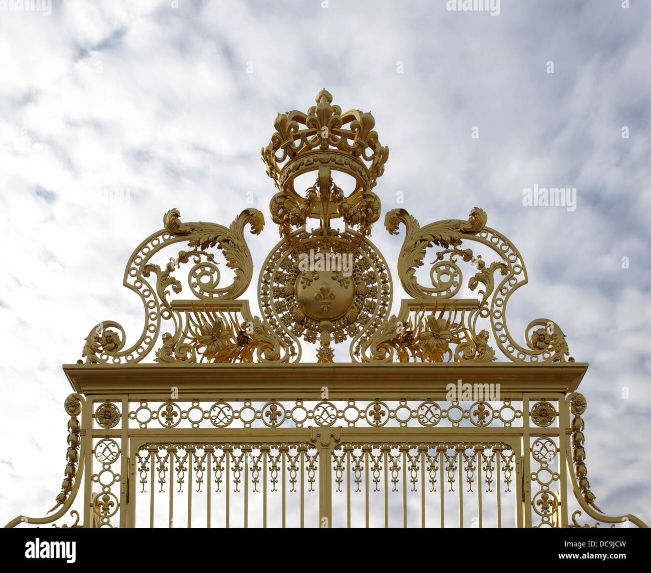 Armoiries des rois de France (famille de Bourbon) sur la porte principale du Château de Versailles Banque D'Images