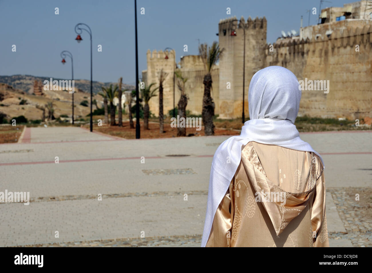 Femme marocaine marcher dans les murs de la Médina de Fès, Maroc Banque D'Images