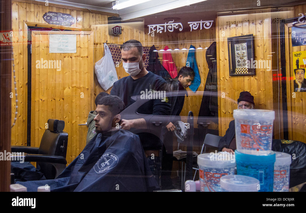 Fenêtre d'un salon de coiffure à Brick Lane, London Banque D'Images