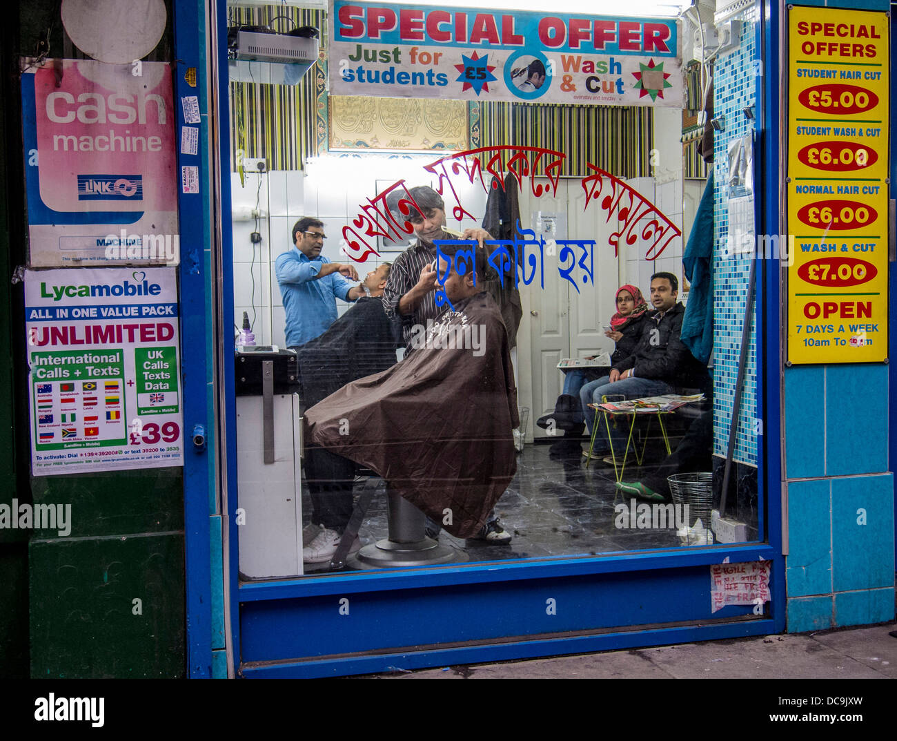Fenêtre d'un salon de coiffure à Brick Lane, London Banque D'Images