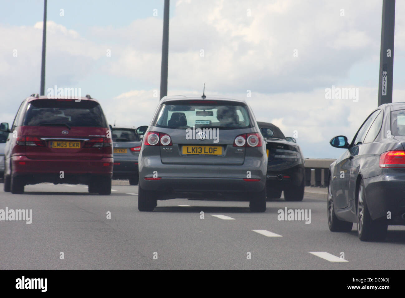 9 août 2013. Une entreprise de voiture et en coupe de la voie extérieure sur l'A406 dans la région de Neasden, Londres. Photo par Tony Henshaw Banque D'Images