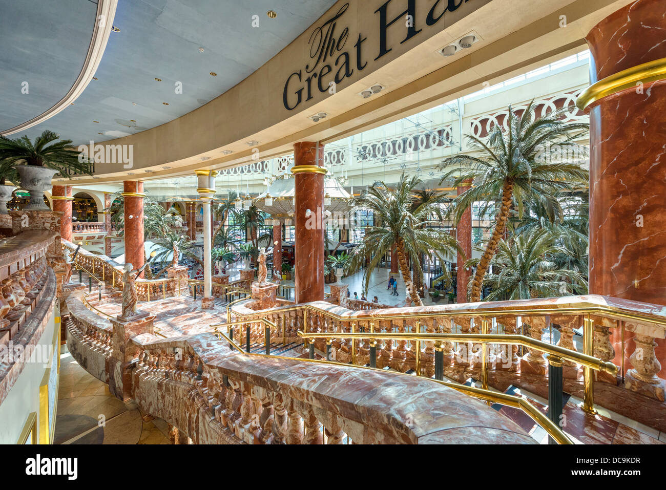 La grande salle à l'intérieur du complexe commercial Trafford Centre, Dumplington, Greater Manchester, Angleterre, RU Banque D'Images