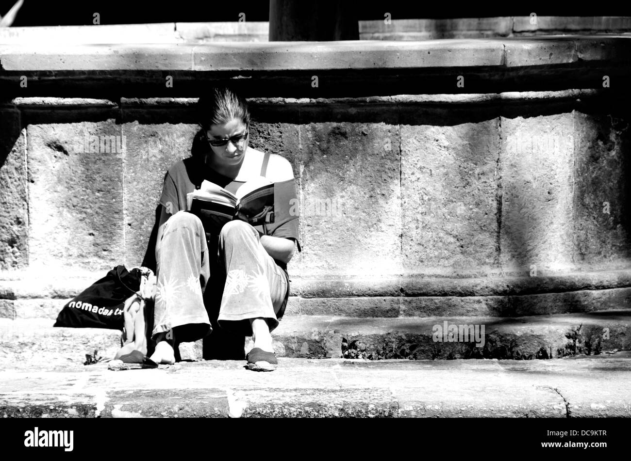 Young Girl reading a book Banque D'Images