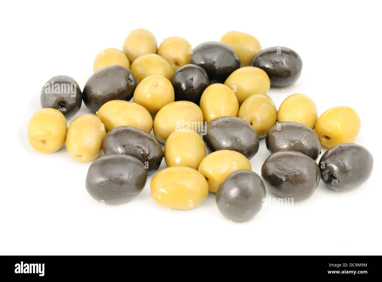 Ensemble Noir et vert mélangé marinés olives isolé sur fond blanc Banque D'Images