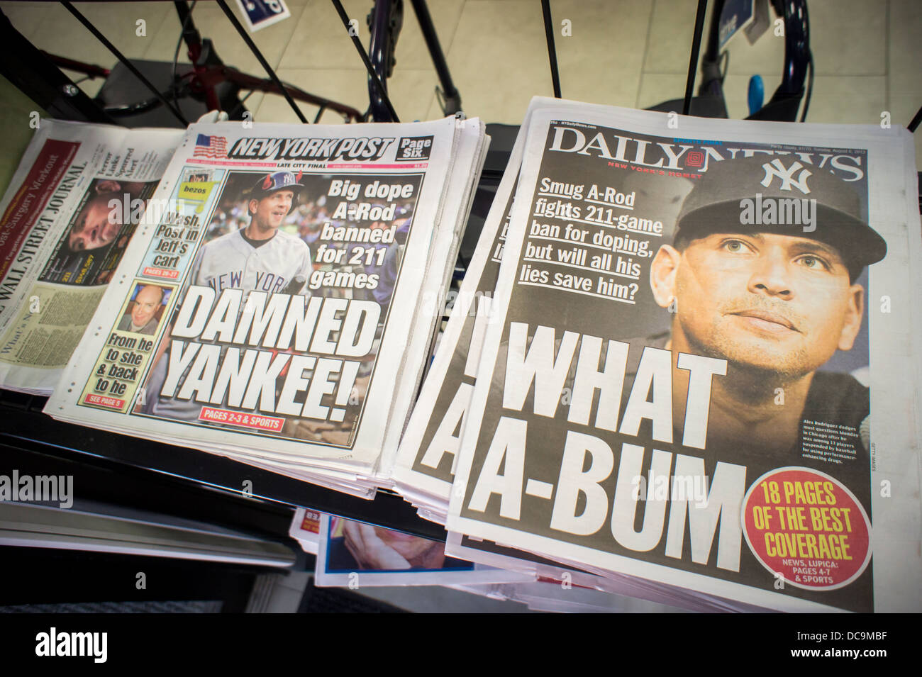Les titres des journaux de New York Rapports sur Alex Rodriguez des Yankees de New York Banque D'Images