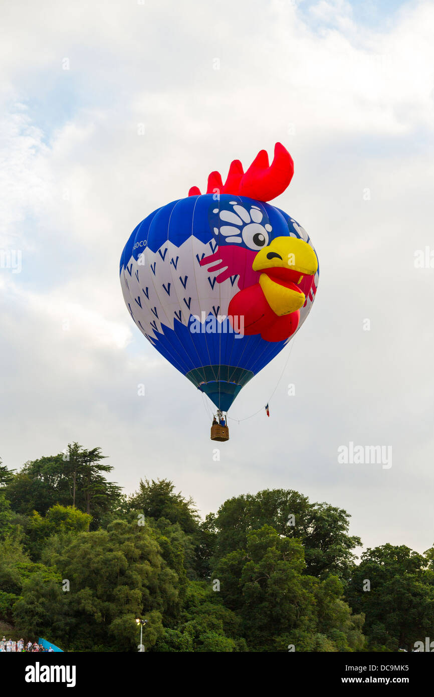 Bristol, Royaume-Uni, 10 août 2013, une sélection de ballons gonfler et se préparer pour soulever à la 35e Bristol Balloon Fiesta Banque D'Images