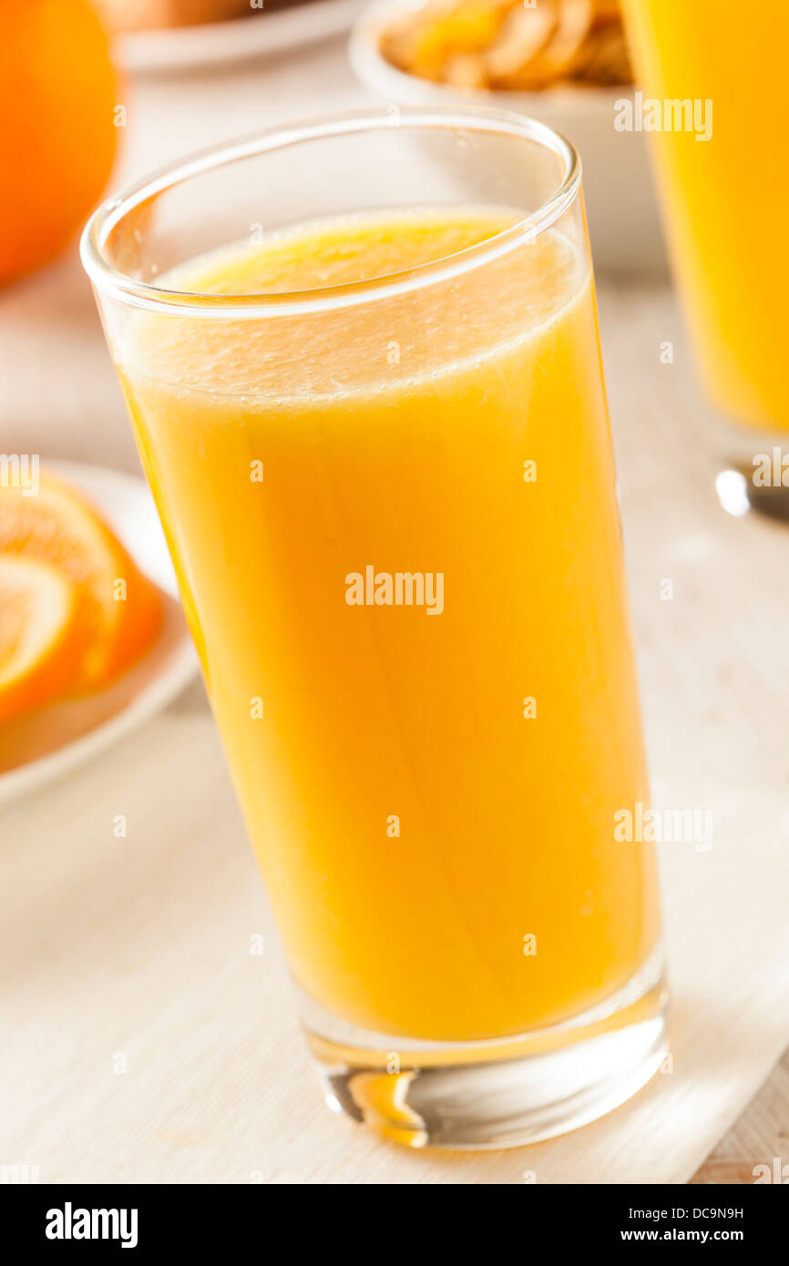 Des jus d'orange bio au petit déjeuner Banque D'Images