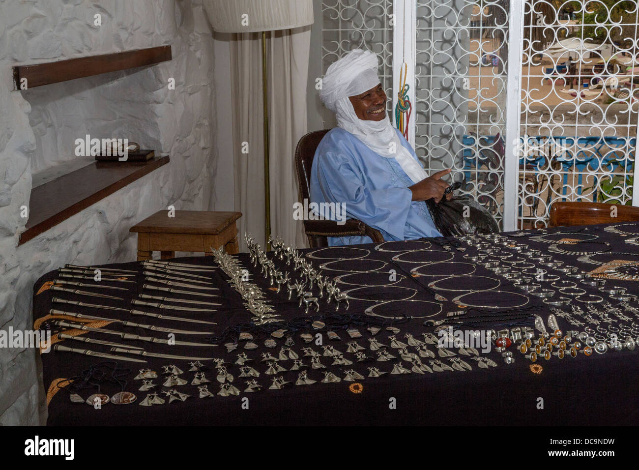 Touareg nigérien orfèvre Adam Zidia et ses bijoux argent sur l'affichage, l'île de Gorée, au Sénégal. Banque D'Images