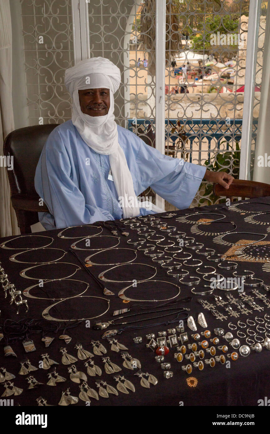 Touareg nigérien orfèvre Adam Zidia et ses bijoux argent sur l'affichage, l'île de Gorée, au Sénégal. Banque D'Images