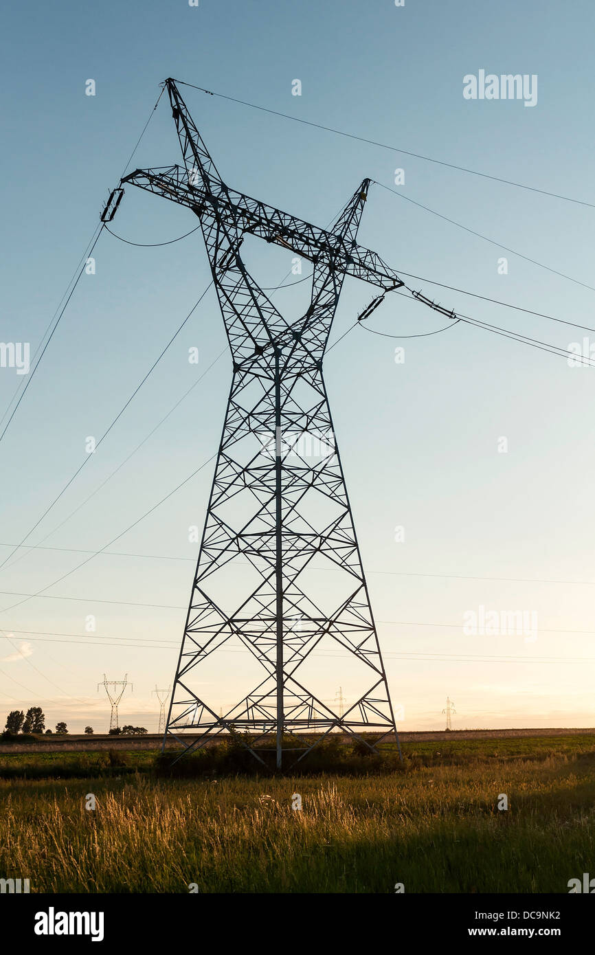 Pylône ligne haute tension structure acier Vue générale Banque D'Images
