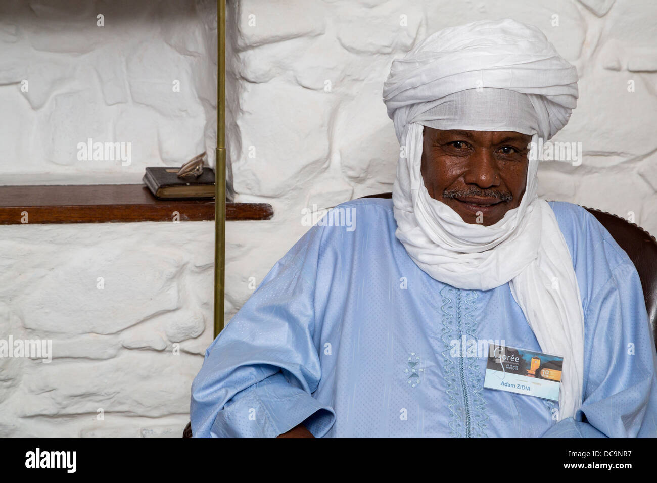 Touareg nigérien Adam Zidia orfèvre, l'île de Gorée, au Sénégal. Il porte une tagelmust, le Touareg traditionnelle headwrap. Banque D'Images