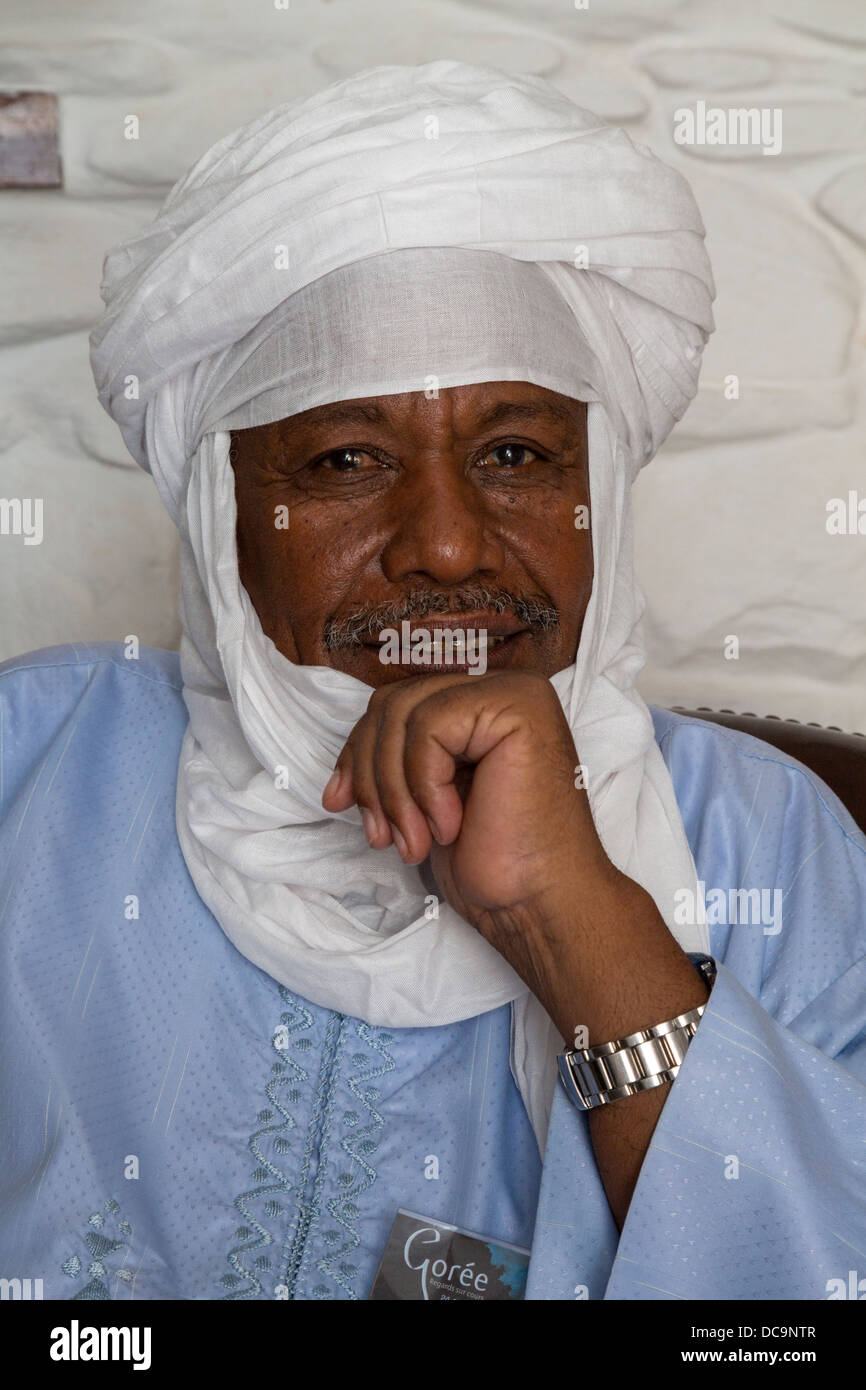 Touareg nigérien Adam Zidia orfèvre, l'île de Gorée, au Sénégal. Il porte une tagelmust, le Touareg traditionnelle headwrap. Banque D'Images