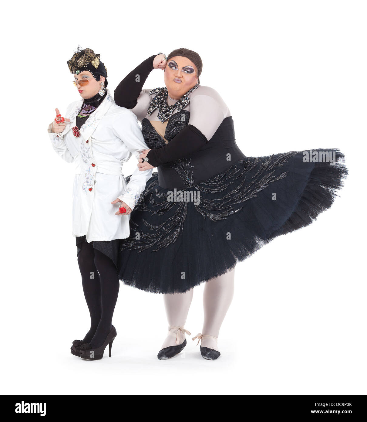 Deux Drag Queens produire ensemble en caricature humoristique de la femme, on white Banque D'Images