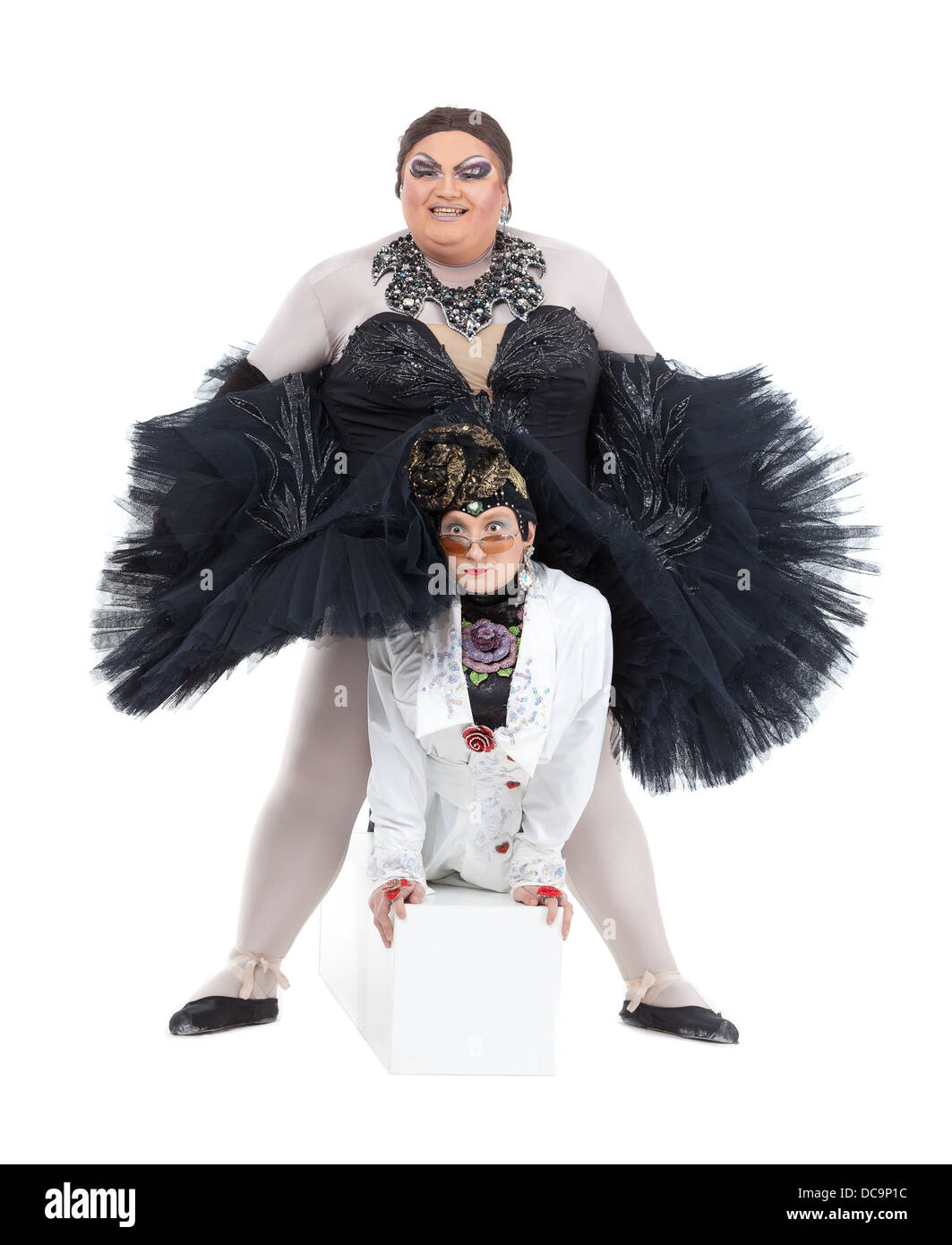 Deux Drag Queens produire ensemble en caricature humoristique de la femme, on white Banque D'Images