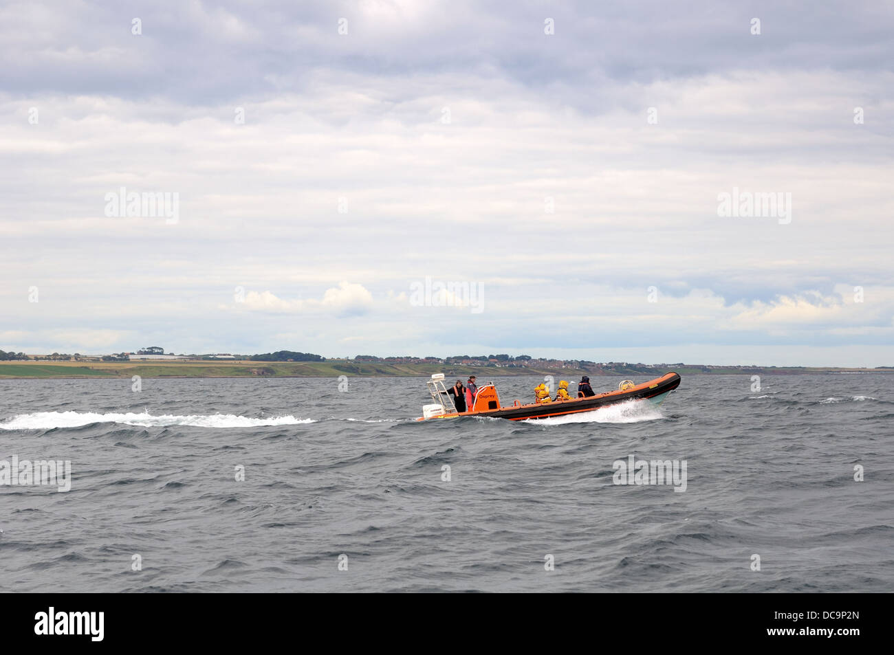 Un canot pneumatique dans la mer du Nord au large de l'Ecosse Anstruther, Banque D'Images