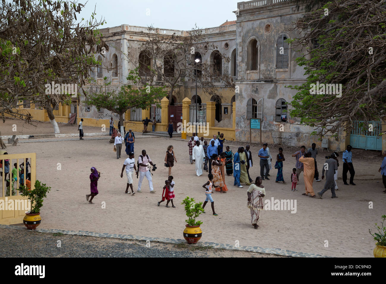 Visiteurs à Biannual Arts Festival passé l'abandonné Résidence du gouverneur de la colonie française, l'île de Gorée, au Sénégal. Banque D'Images