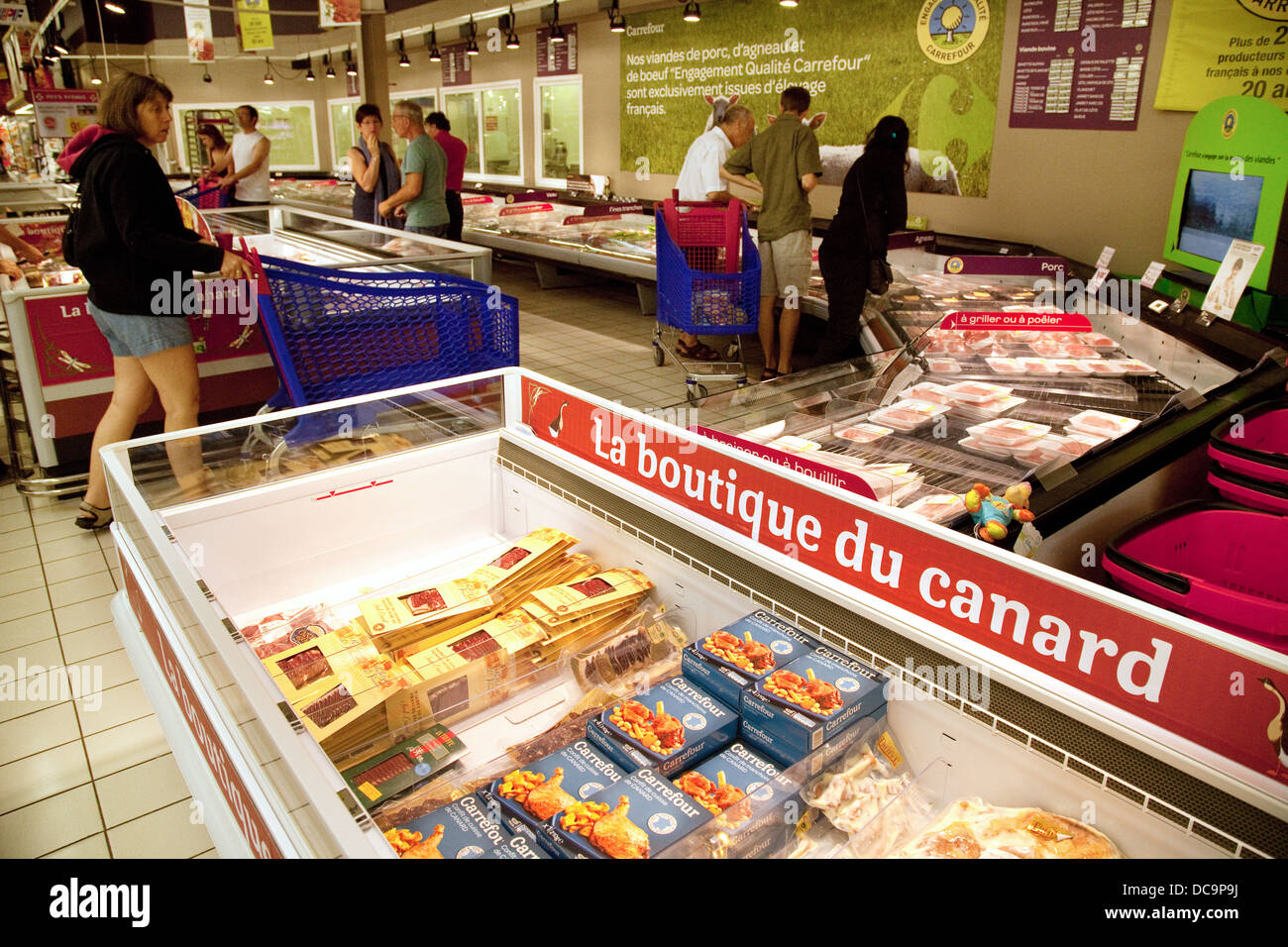 Les gens shopping pour la viande dans l