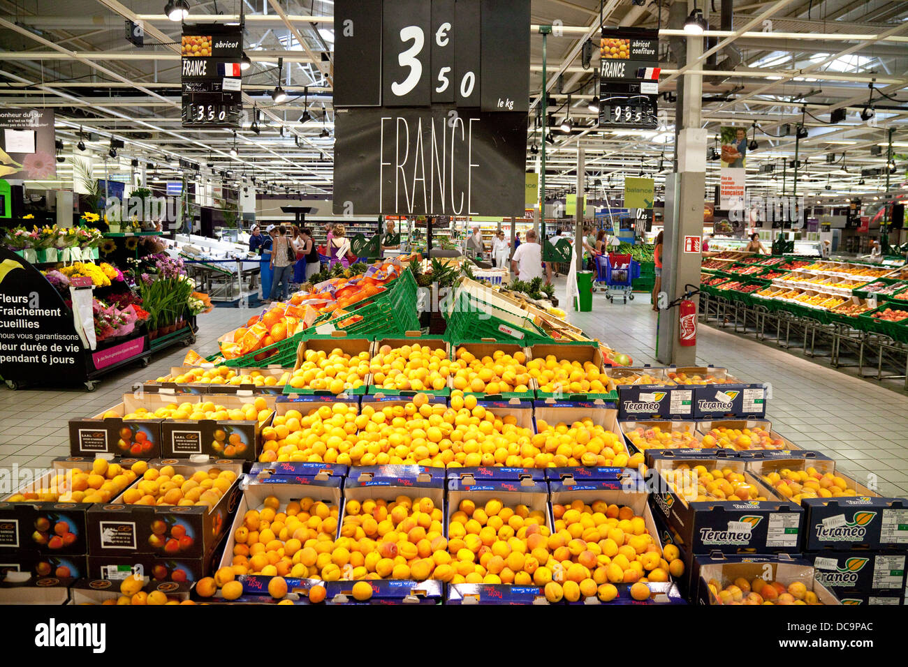 Produire français local - fruit - à vendre, supermarché Carrefour intérieur, Dordogne, France Europe Banque D'Images