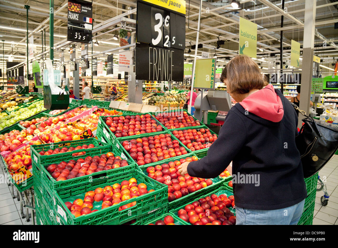 Une femme d'acheter des fruits dans un supermarché français Carrefour,  Dordogne, France Europe Photo Stock - Alamy