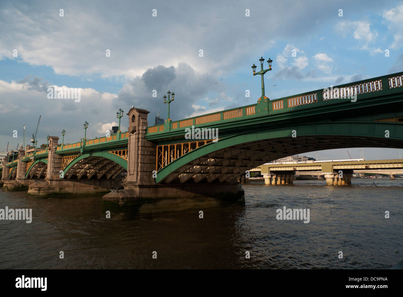 Vue sur le pont Southwark qui enjambe la Tamise depuis le sud de Londres, Angleterre, KATHY DEWITT Banque D'Images Vue sur le pont Southwark qui enjambe la Tamise depuis le sud de Londres, Angleterre, KATHY DEWITT Banque D'Images