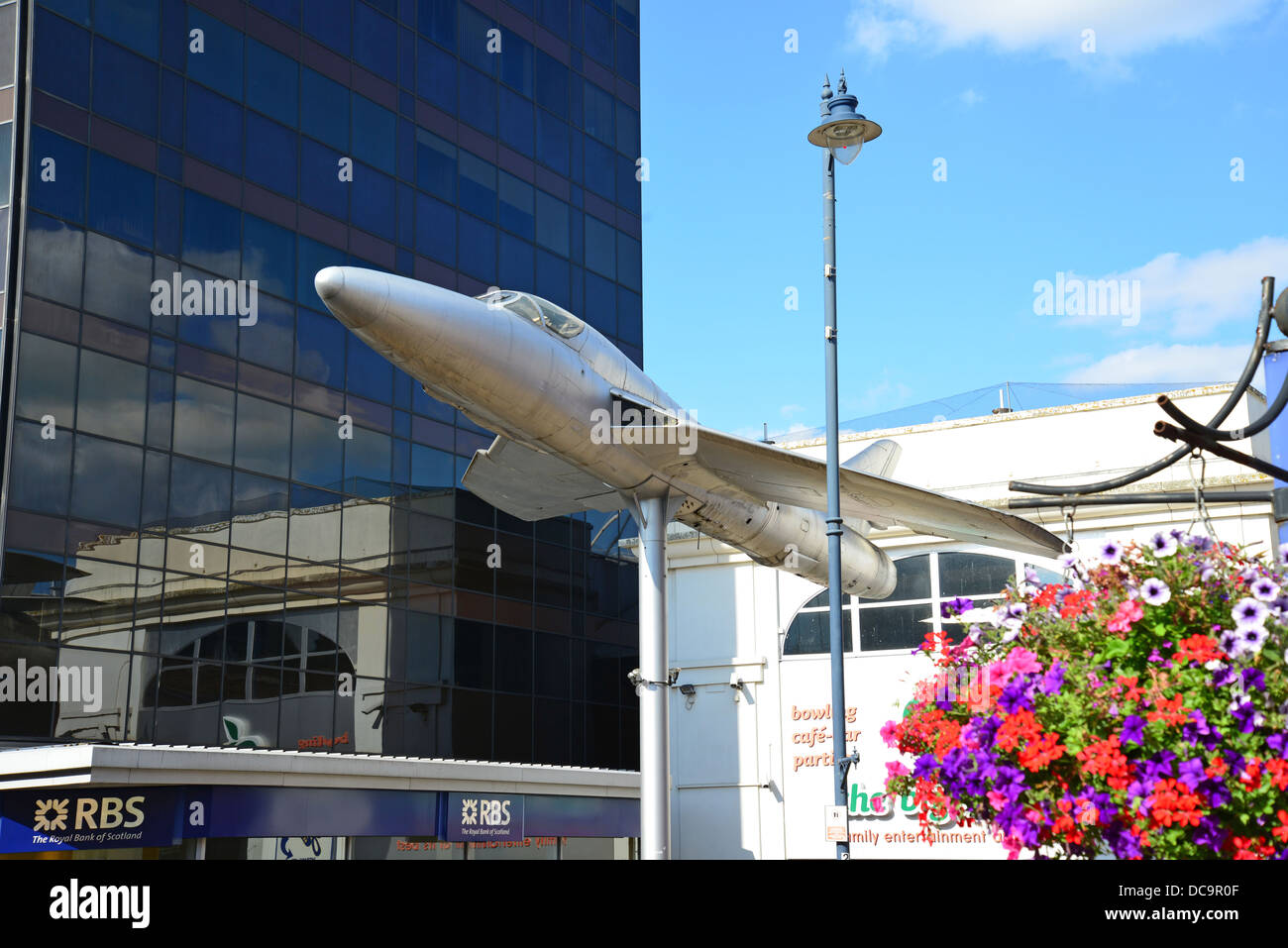 Hawker Hunter, réplique de la place de la Couronne, Woking, Surrey, Angleterre, Royaume-Uni Banque D'Images