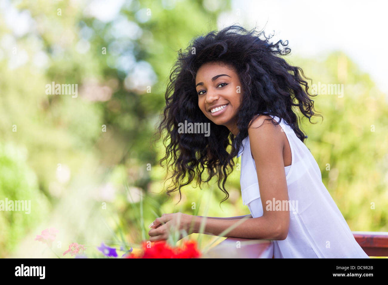 Outdoor portrait of a smiling young black girl - peuple africain Banque D'Images