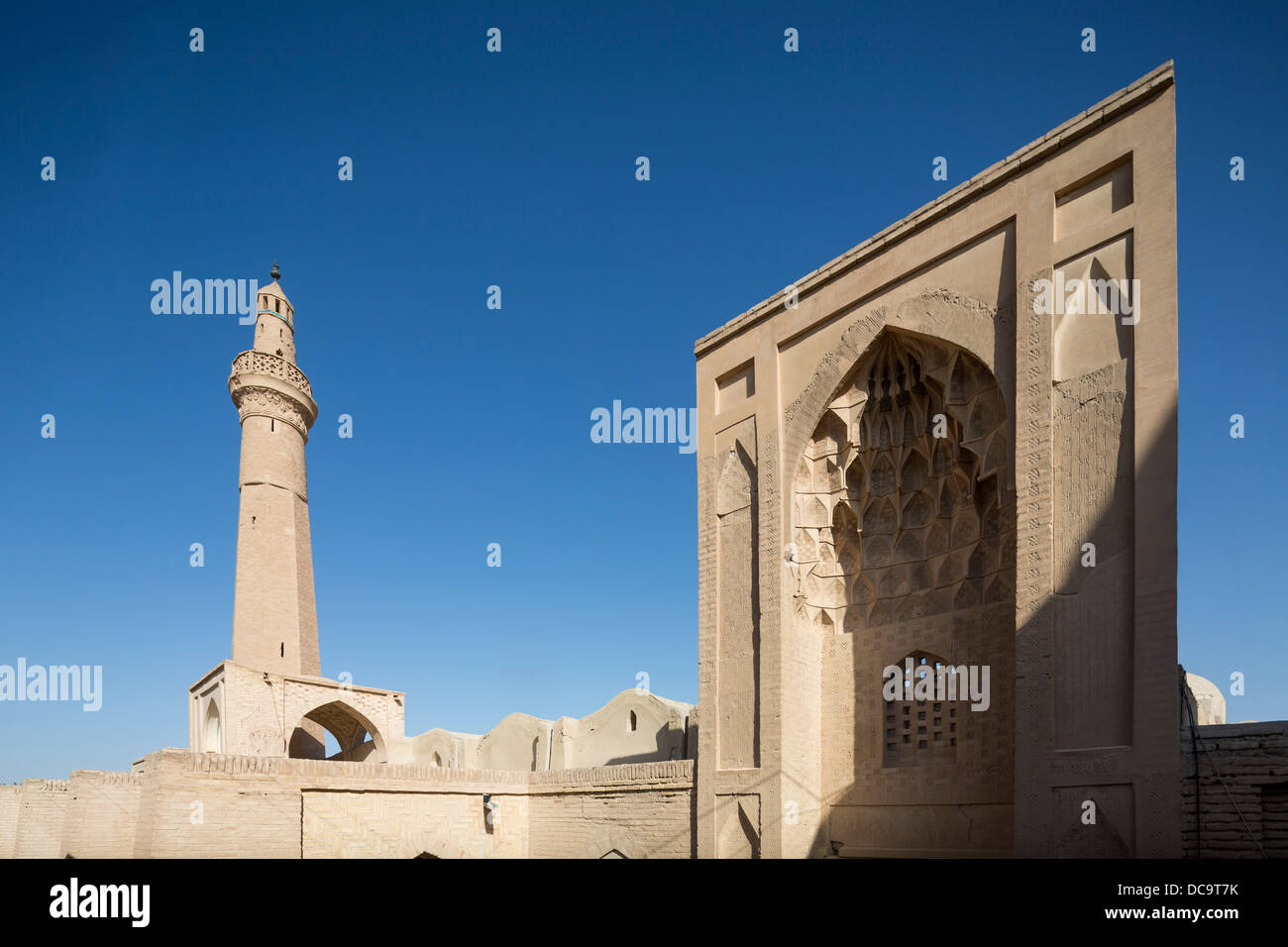 Portail ilkhanide Buyides et décorées de stuc minaret de Na'dans la mosquée de vendredi, l'Iran Banque D'Images