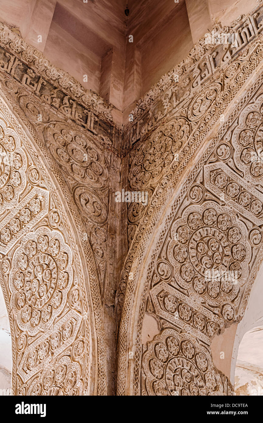 Arches décorées de stuc des Na'dans la mosquée de vendredi, l'Iran Banque D'Images