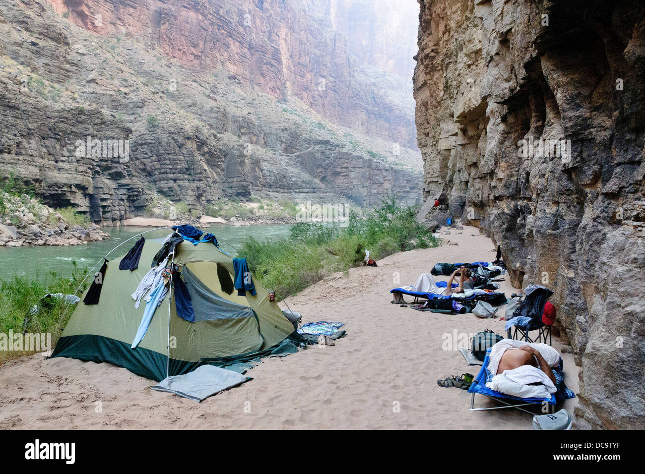 Le Parc National du Grand Canyon, Arizona, USA. Camping le long de la rivière Colorado. Banque D'Images