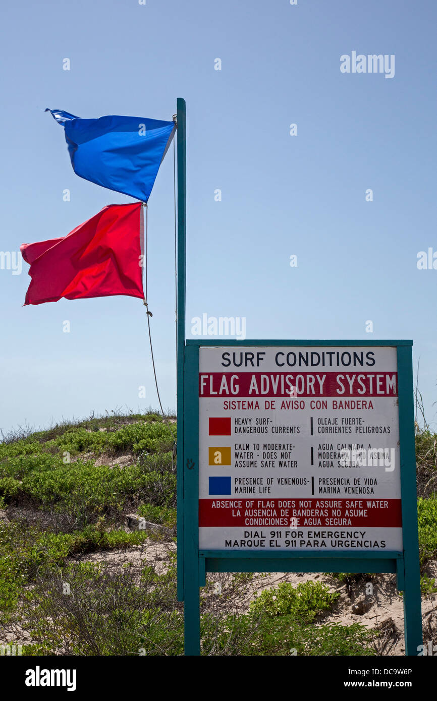 South Padre Island, Texas - drapeaux d'avertissement pour les conditions océaniques. Banque D'Images