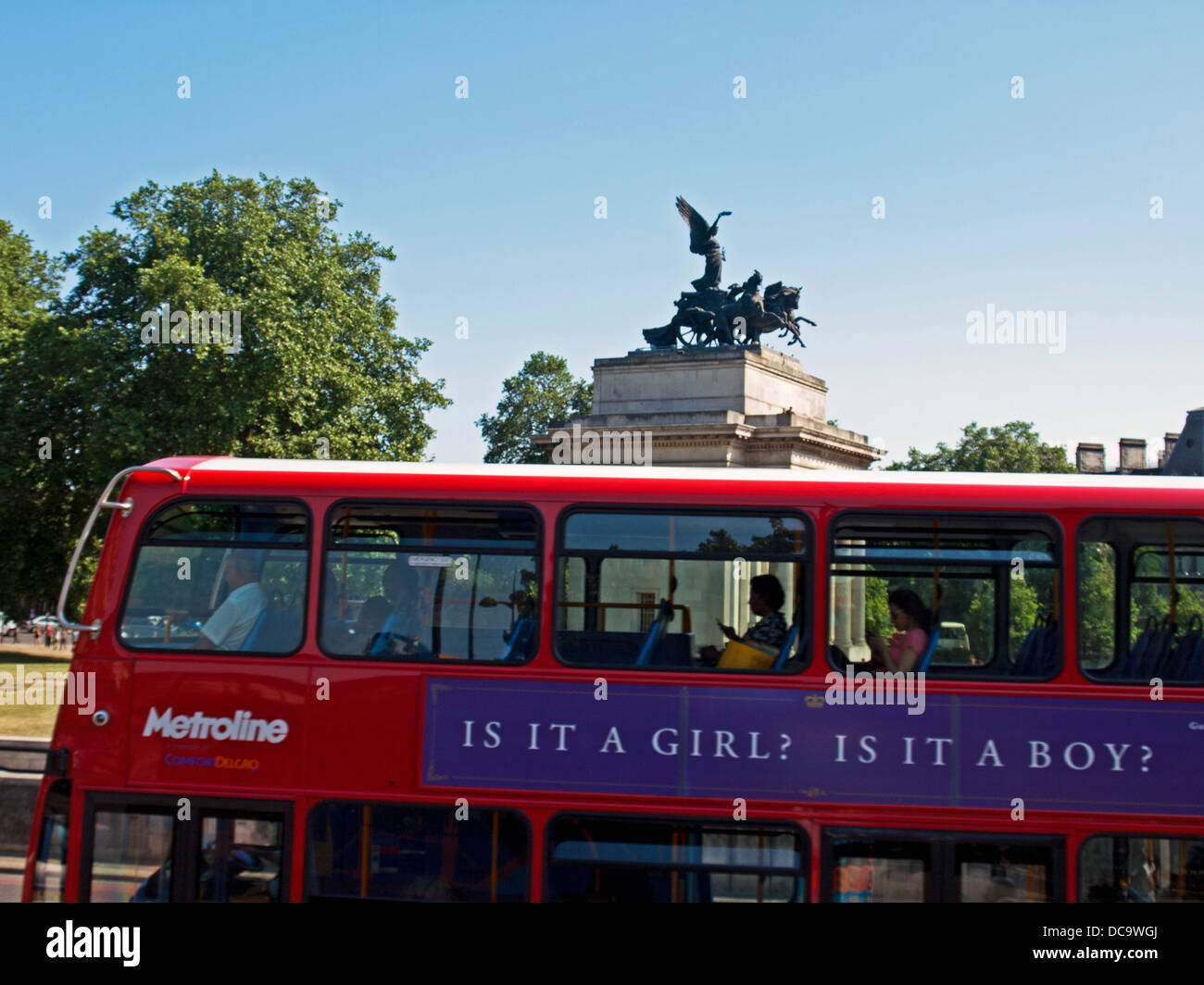 Avis de Wellington Arch, situé sur Hyde Park, London bus et en mouvement montrant 'Royal Baby' publicité Banque D'Images