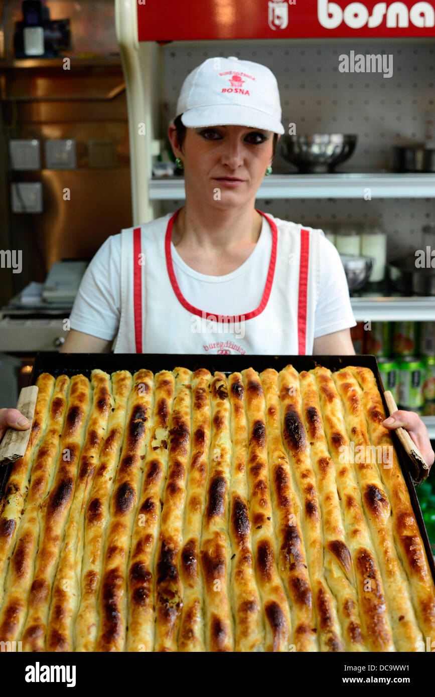 La populaire & Pita Burek préparés dans la Bosna buregdzinica dans la vieille ville de Sarajevo. Banque D'Images