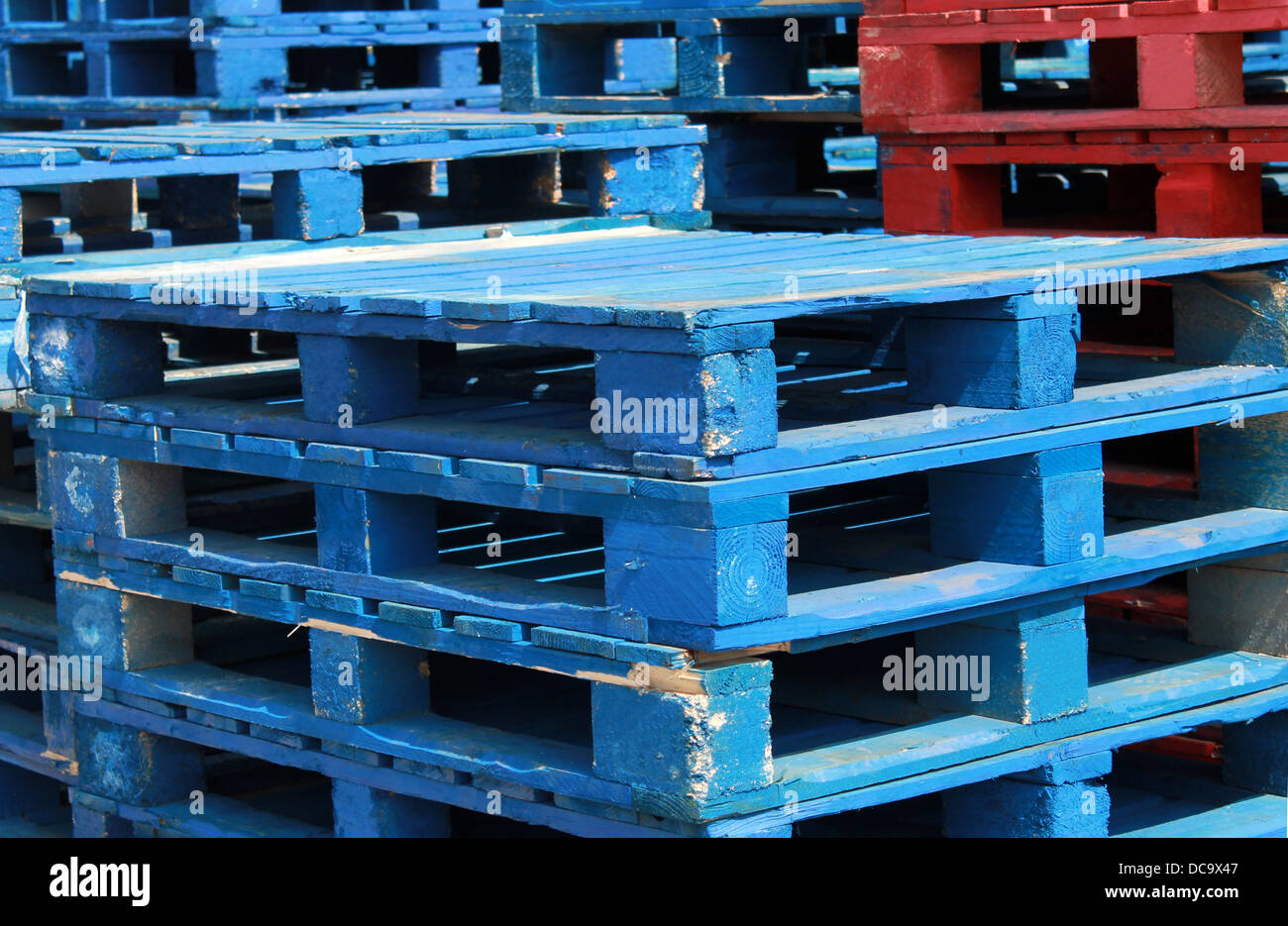 Des piles de caisses palettes en rouge et bleu. Banque D'Images