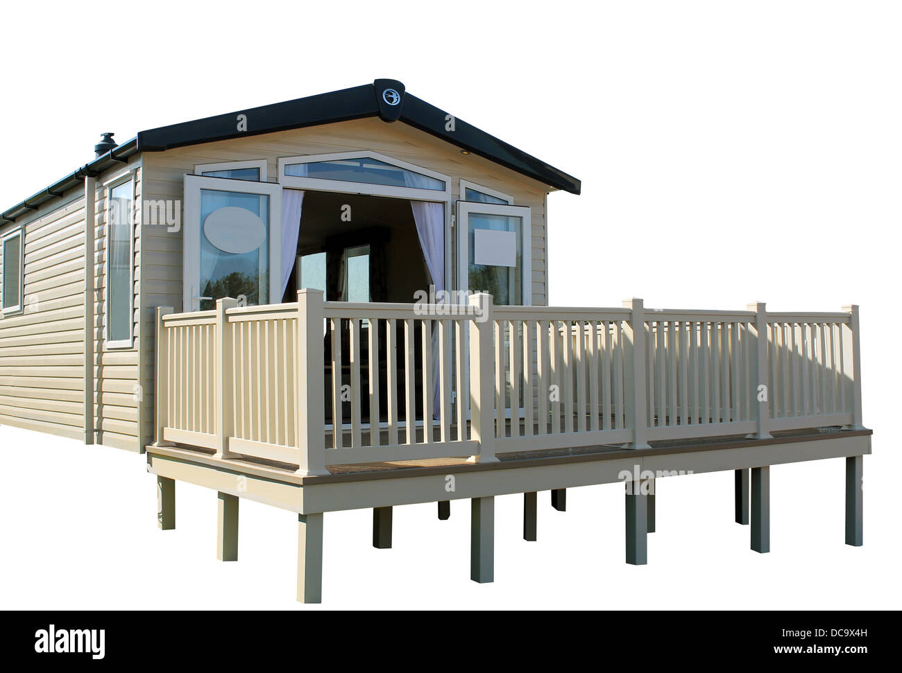 Caravane statique moderne sur trailer park, fond blanc. Banque D'Images