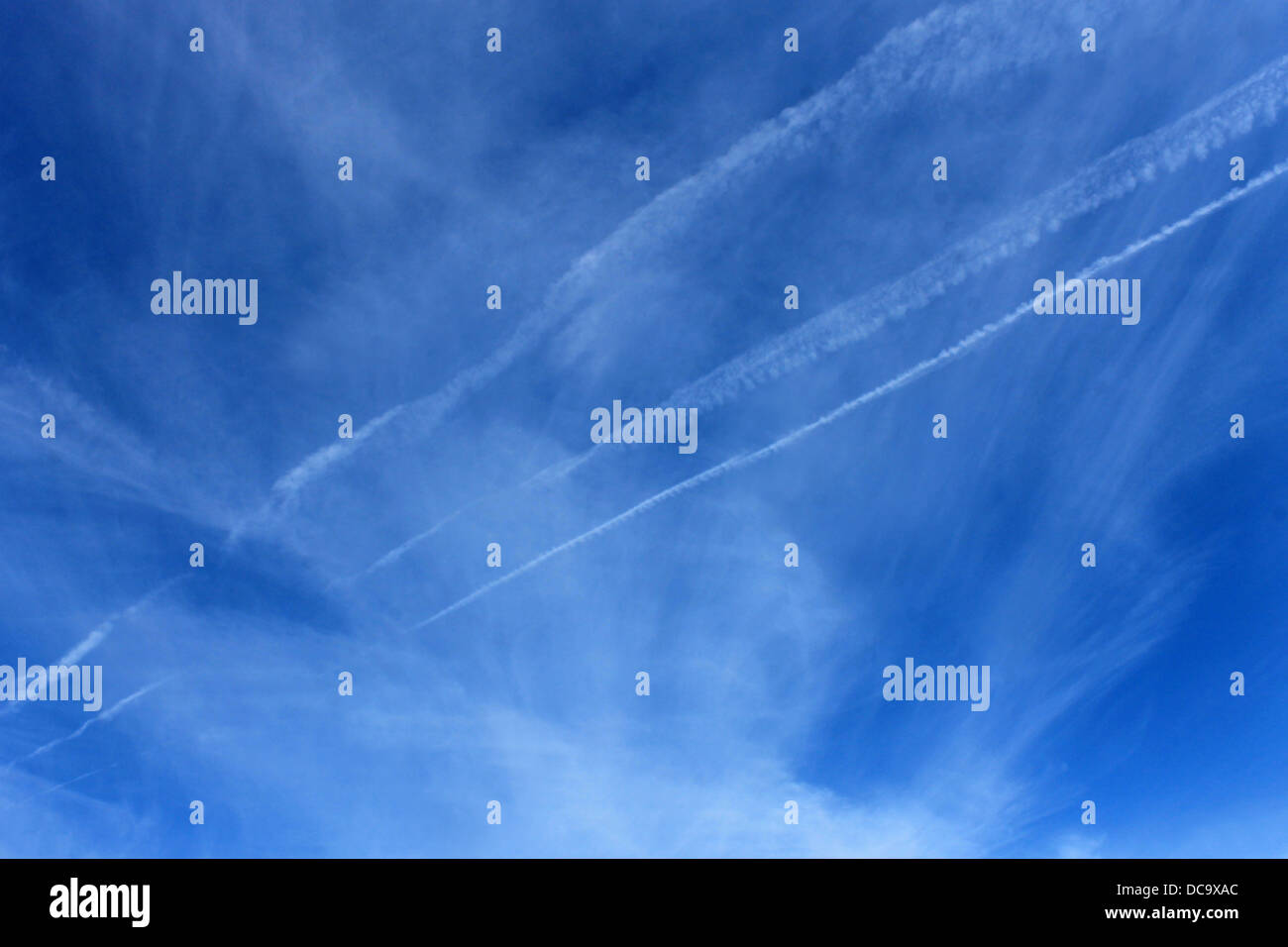 Vue panoramique des traînées de vapeur blanche dans le ciel bleu. Banque D'Images