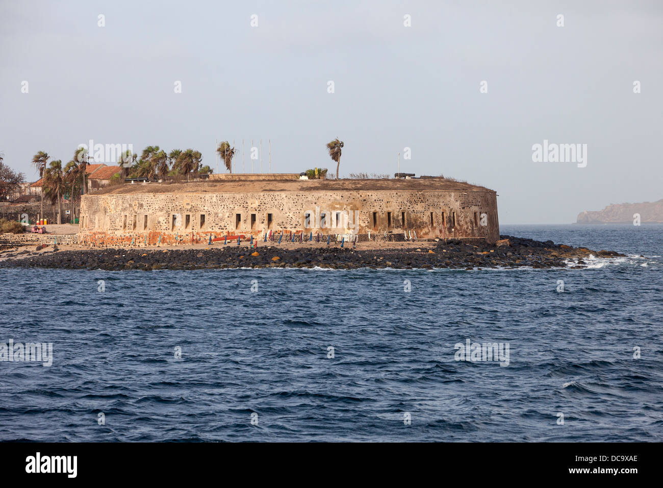 Construit en français (1850) Fort d'Estrées, maintenant le Musée Historique de l'IFAN, l'île de Gorée, au Sénégal. La partie continentale de Dakar à droite. Banque D'Images