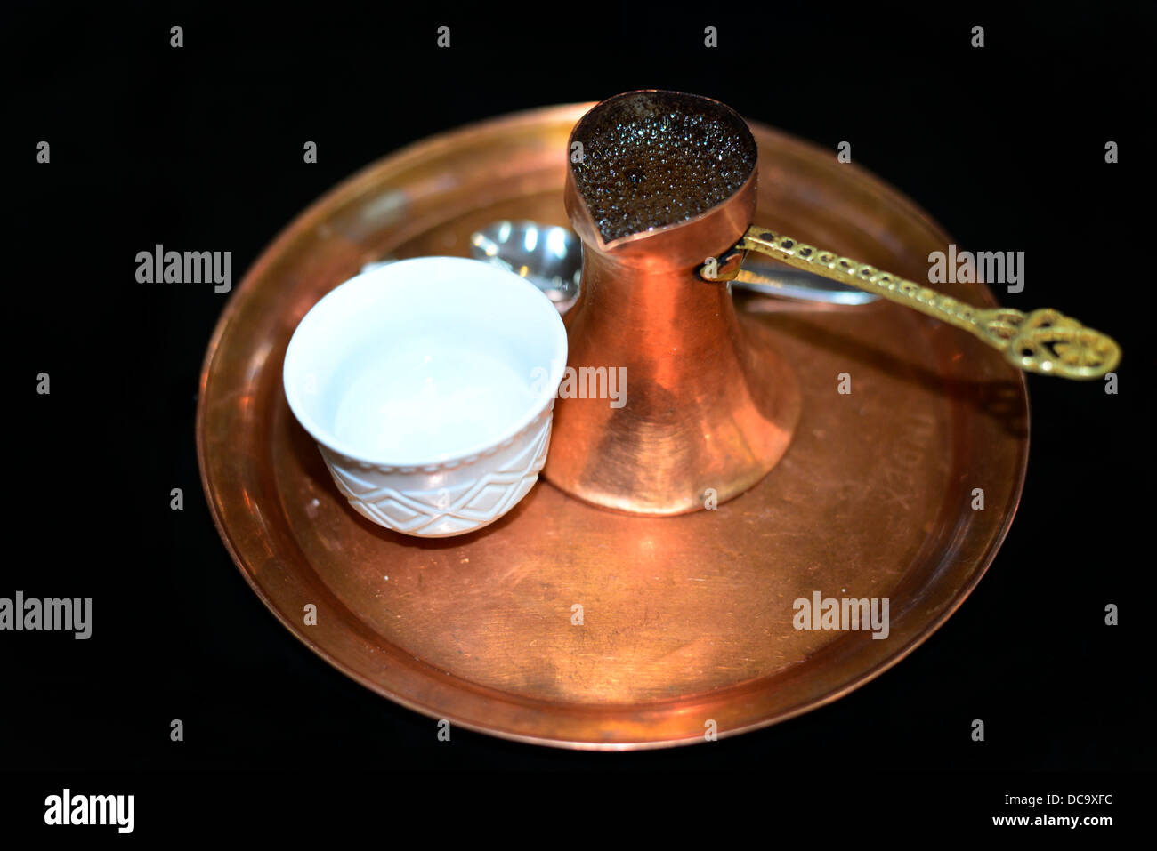 Bosniaque Bosanska kahva / café servi dans un pot. Dzezva Banque D'Images