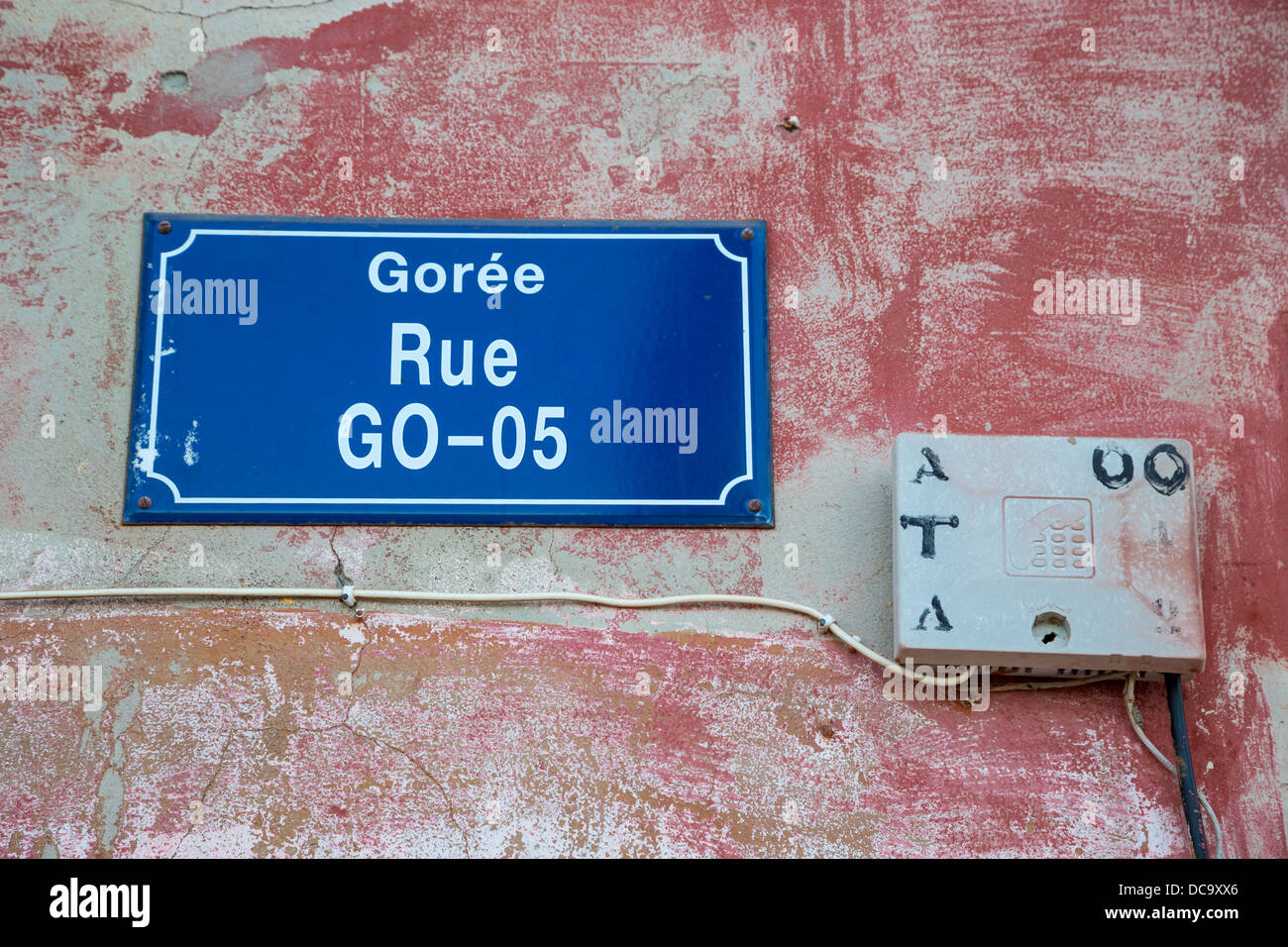 Plaque de rue, l'île de Gorée, au Sénégal. Banque D'Images