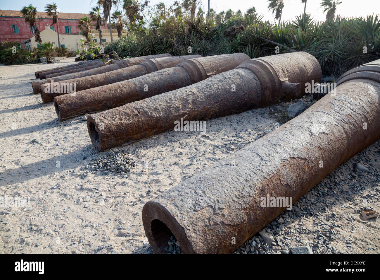 Vieux canons sur la plage à côté de la French-construit le Fort d'Estrées, maintenant le Musée Historique de l'IFAN, l'île de Gorée, au Sénégal. Banque D'Images