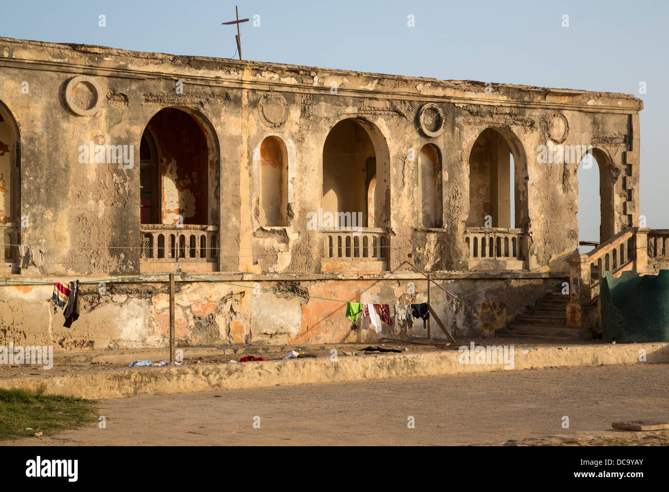 Ruines de les Bureaux de l'ancien gouverneur de la colonie française, l'île de Gorée, au Sénégal. Banque D'Images