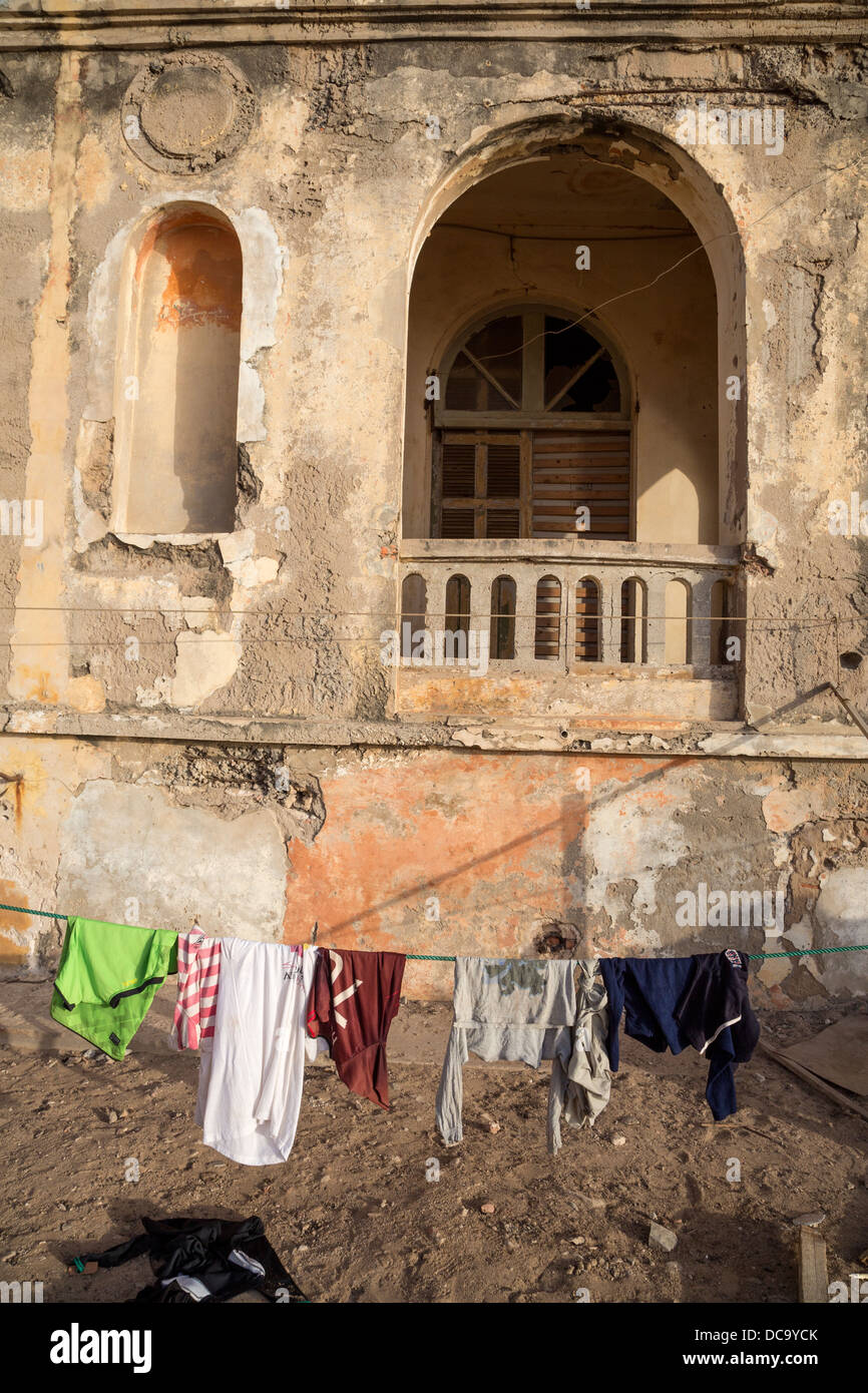Ruines de les Bureaux de l'ancien gouverneur de la colonie française, l'île de Gorée, au Sénégal. Banque D'Images
