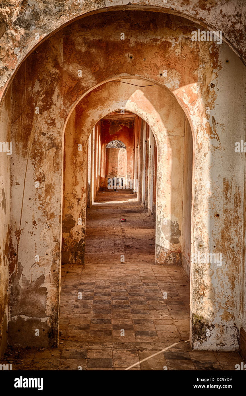 Le long du corridor les bureaux de l'ancien gouverneur de la colonie française, le siège social de l'île de Gorée, au Sénégal. Banque D'Images